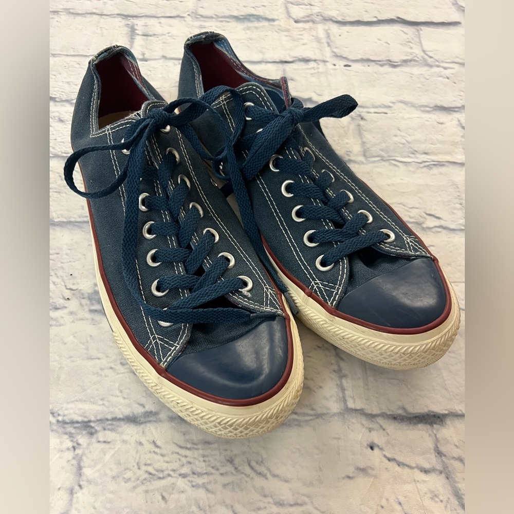 Converse shoes men’s’ sz 9 navy with red accents. Sample pair.